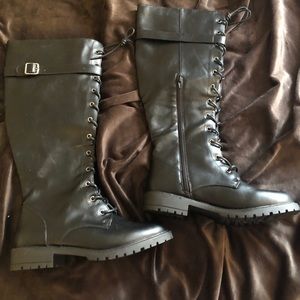 🦋Justfab knee high combat boot with buckle🦋